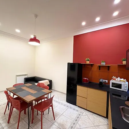 Bottiglieri's Home-near Station & Metro Appartement